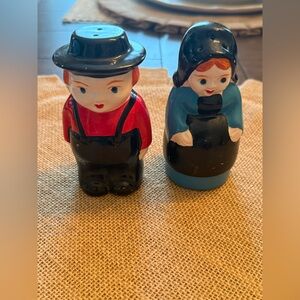 Charming Amish People Ceramic Salt/pepper shaker set